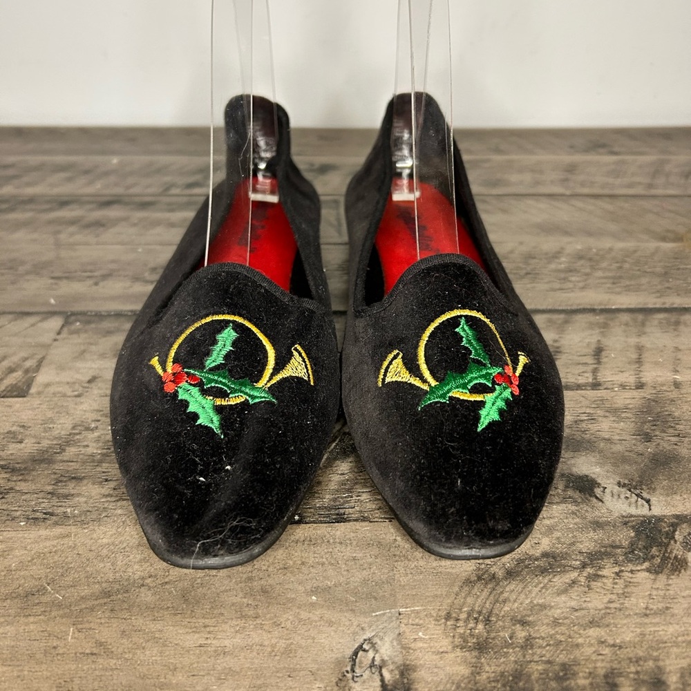 Black Velvet Women's Loafers with Embroidered Design